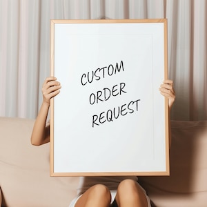 Może przedstawiać: Oprawiony biały znak z napisem "CUSTOM ORDER REQUEST" czarnym skryptem. Znak jest trzymany przez osobę siedzącą na beżowej sofie. Tło obejmuje beżową zasłonę i zieloną roślinę.