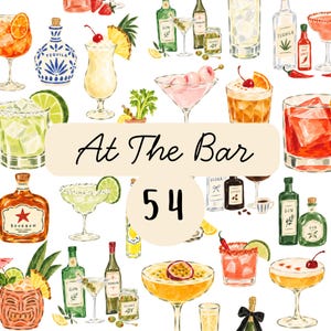 Può includere: Un motivo con vari cocktail, bottiglie di liquore e guarnizioni su sfondo bianco. Il testo "At The Bar" e il numero "54" sono centrati in un ovale beige. Le illustrazioni includono margarita, gin, tequila e bourbon.