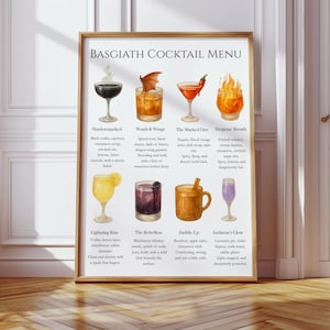 Puede incluir: Una impresión enmarcada con un menú de cócteles titulado "BASGIATH COCKTAIL MENU". El menú muestra ilustraciones en acuarela de varios cócteles, cada uno con un nombre y una descripción. El marco es de color marrón cálido, sobre una pared blanca y un suelo de madera.
