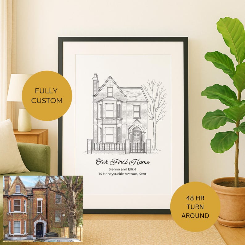 K&ouml;nnte beinhalten: Eine Schwarzwei&szlig;-Zeichnung eines Hauses mit einem Baum davor. Unter dem Haus steht der Text "Our First Home" sowie die Namen "Sienna and Elliot" und die Adresse "14 Honeysuckle Avenue, Kent".