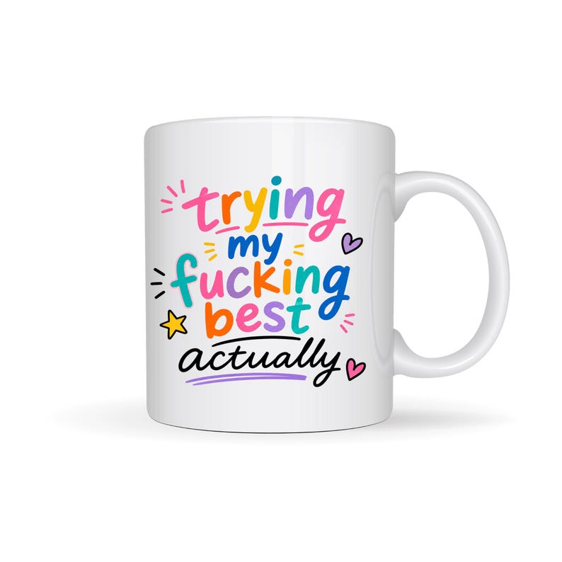 Puede incluir: Taza de cer&aacute;mica blanca con el texto "trying my fucking best actually" en letras coloridas y divertidas. La taza tiene un asa est&aacute;ndar y est&aacute; sobre un fondo blanco.