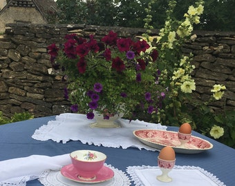 Belle nappe vintage en lin blanc ensemble de quatre,avec des bords de dentelle au crochet