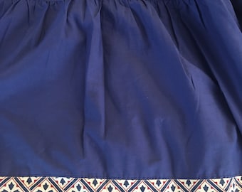 Feuille de valance bleu marine foncé avec le bord de tissu de Laura Ashley