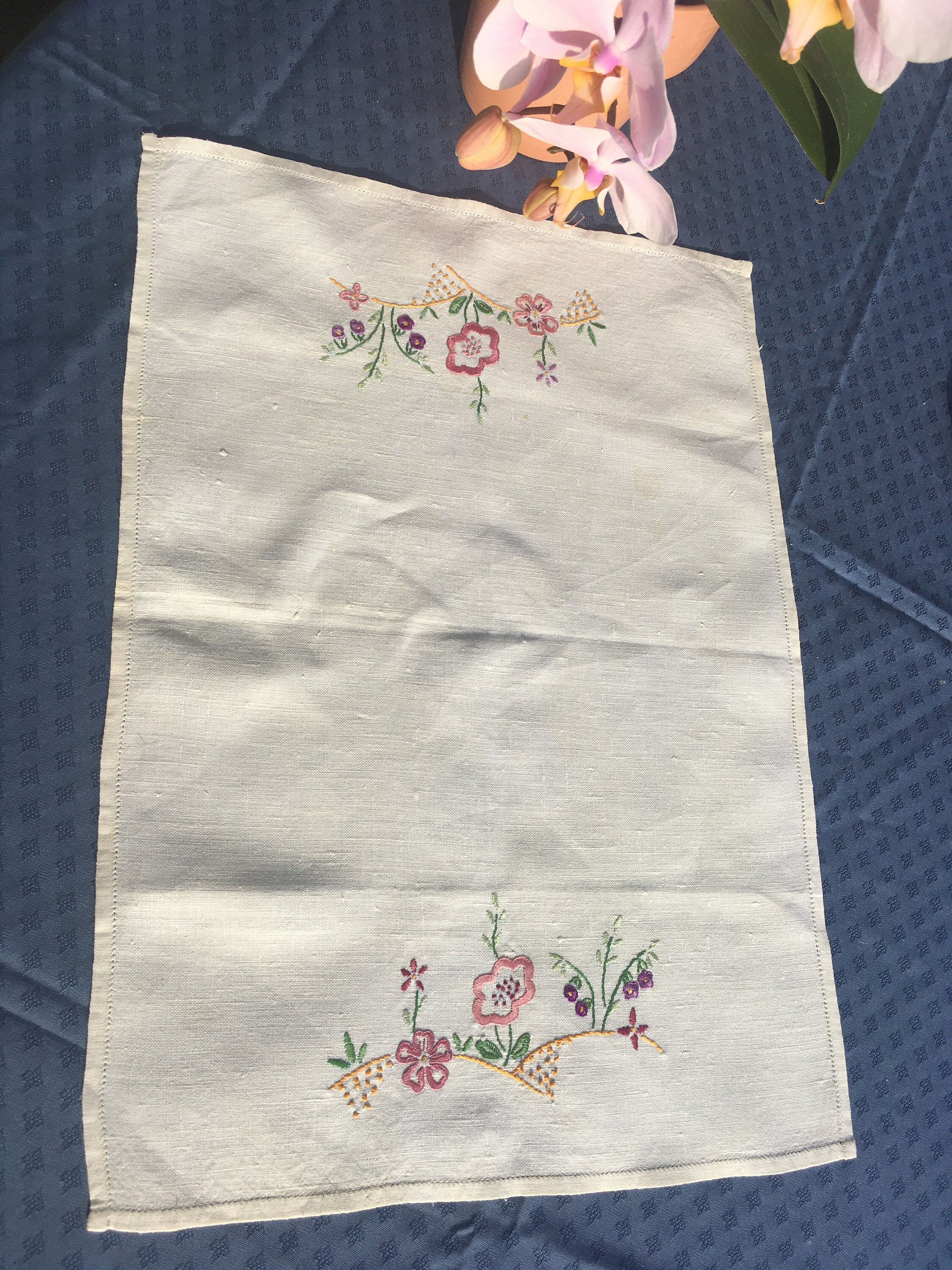 ヴィンテージの白いリネンとカラフルな花の刺繍のテーブルクロス 