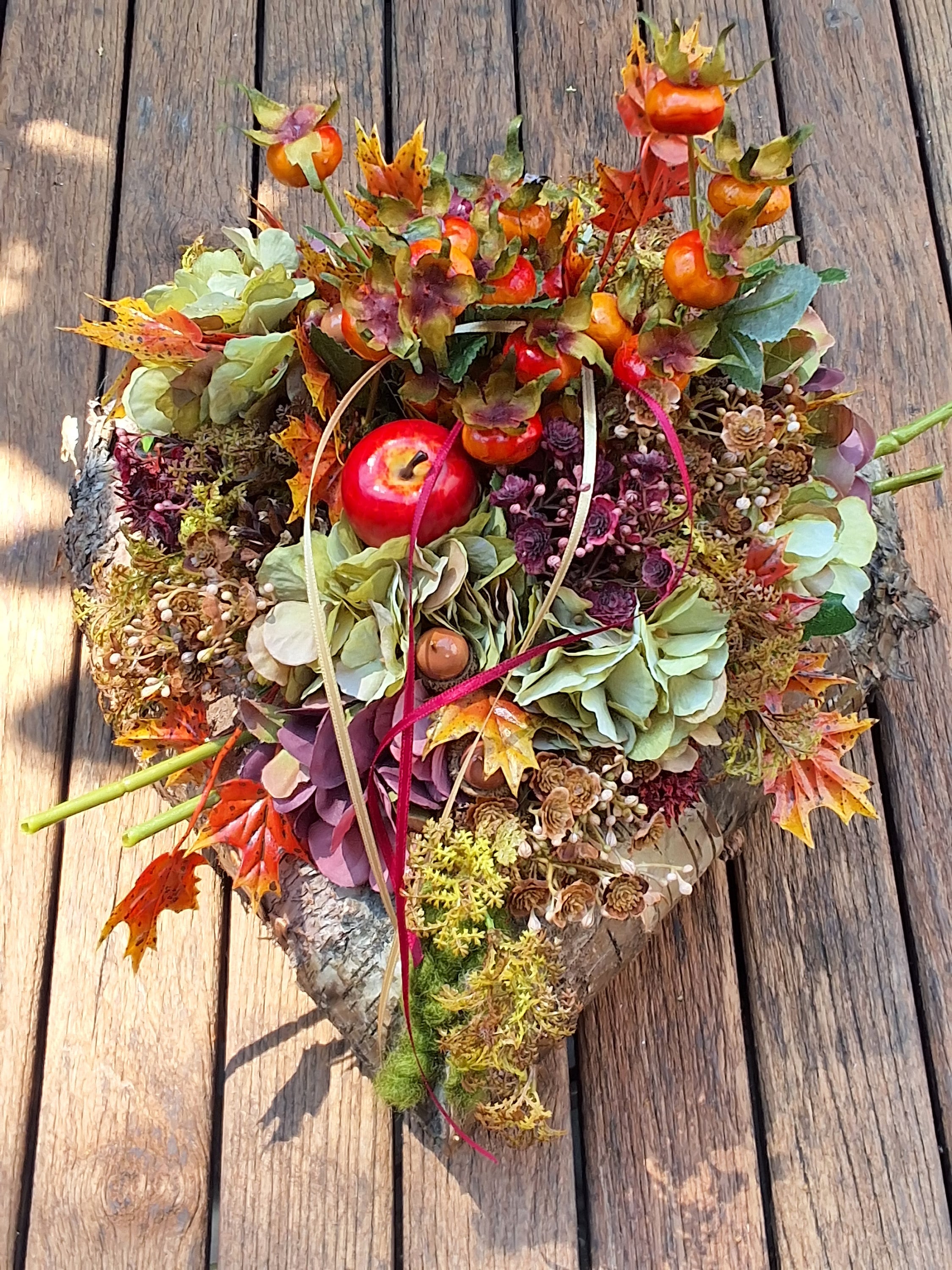 Grabherz-Grabgesteck-Herbstgesteck -Grabschmuck-Grabdeko-Herz-Gedenktag-Geburtstag-Trauerfloristik-Friedhof-Todestag-Beerdigung-Hortensien