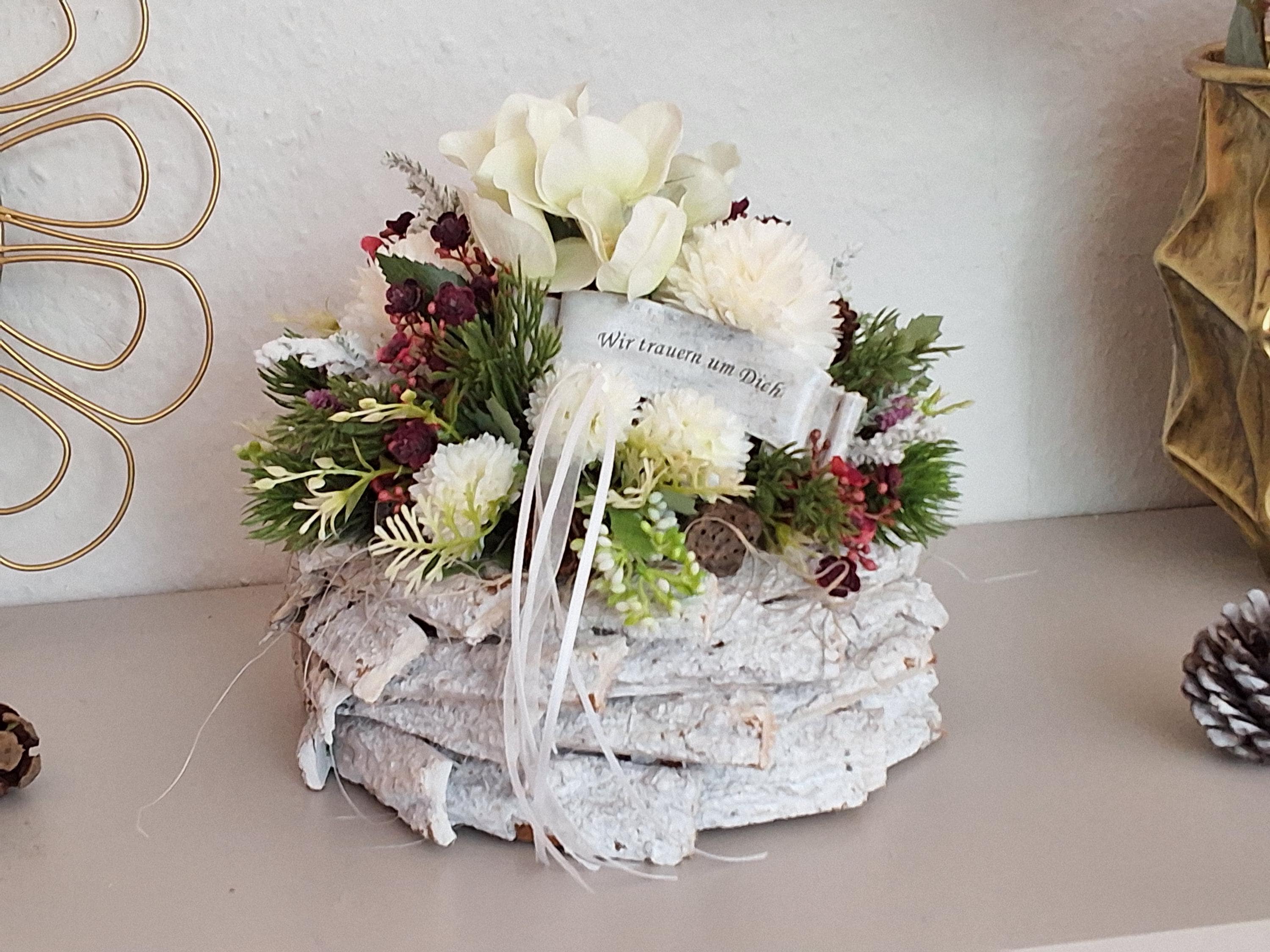 Schönes Grabgesteck-Allerheiligen-Weiß-Totensonntag-Christrosen-Dahlien- Grabschale-Wintergesteck-Grabschmuck-Grabdeko-Trauerfloristik-Deko