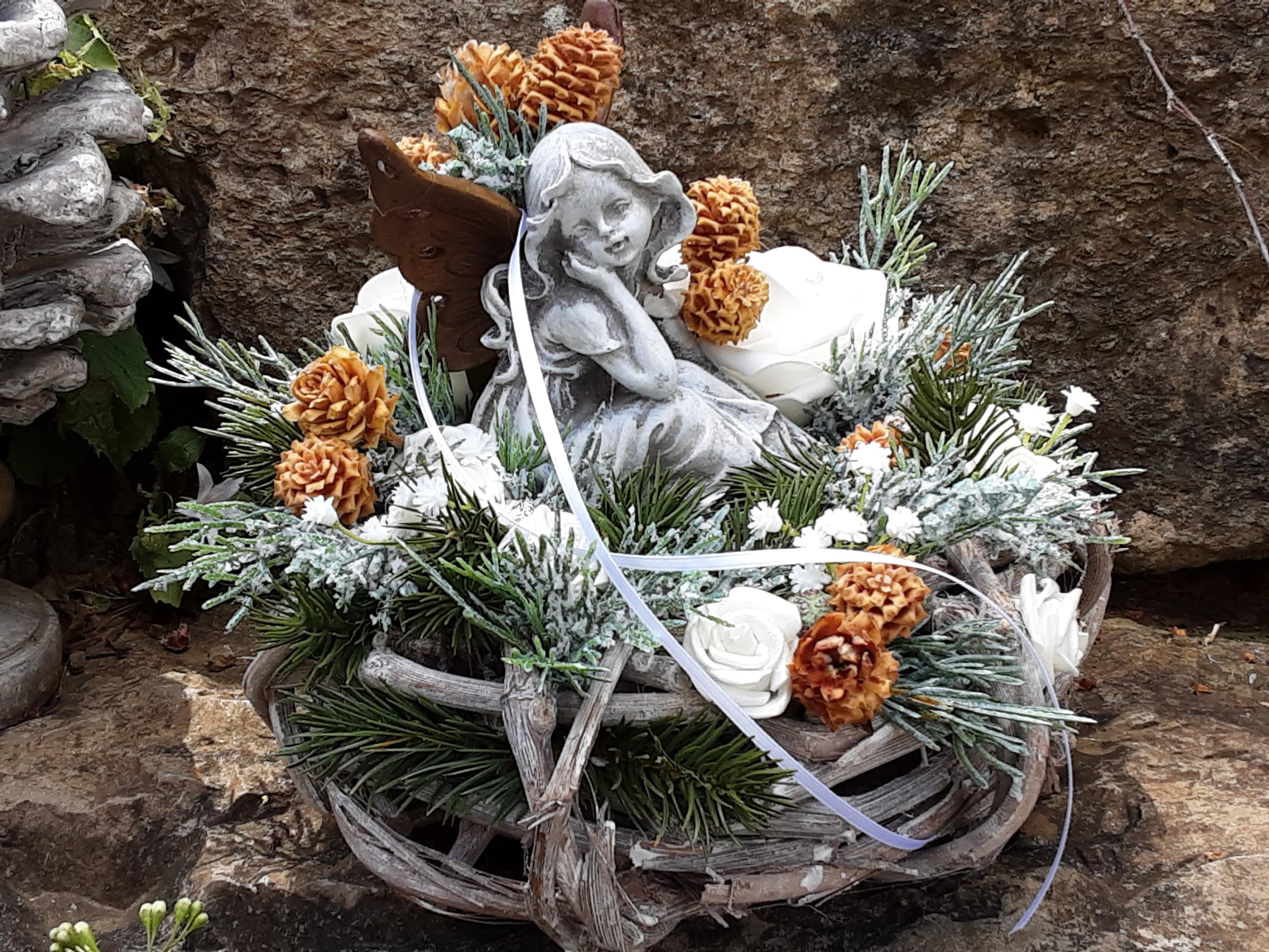 Grabgesteck-Allerheiligen-Wintergesteck-Fee-Grabschmuck-Grabgesteck Kind-Urnengrab-Rosengesteck-Trauerfloristik-Gesteck-Friedhof-Engel
