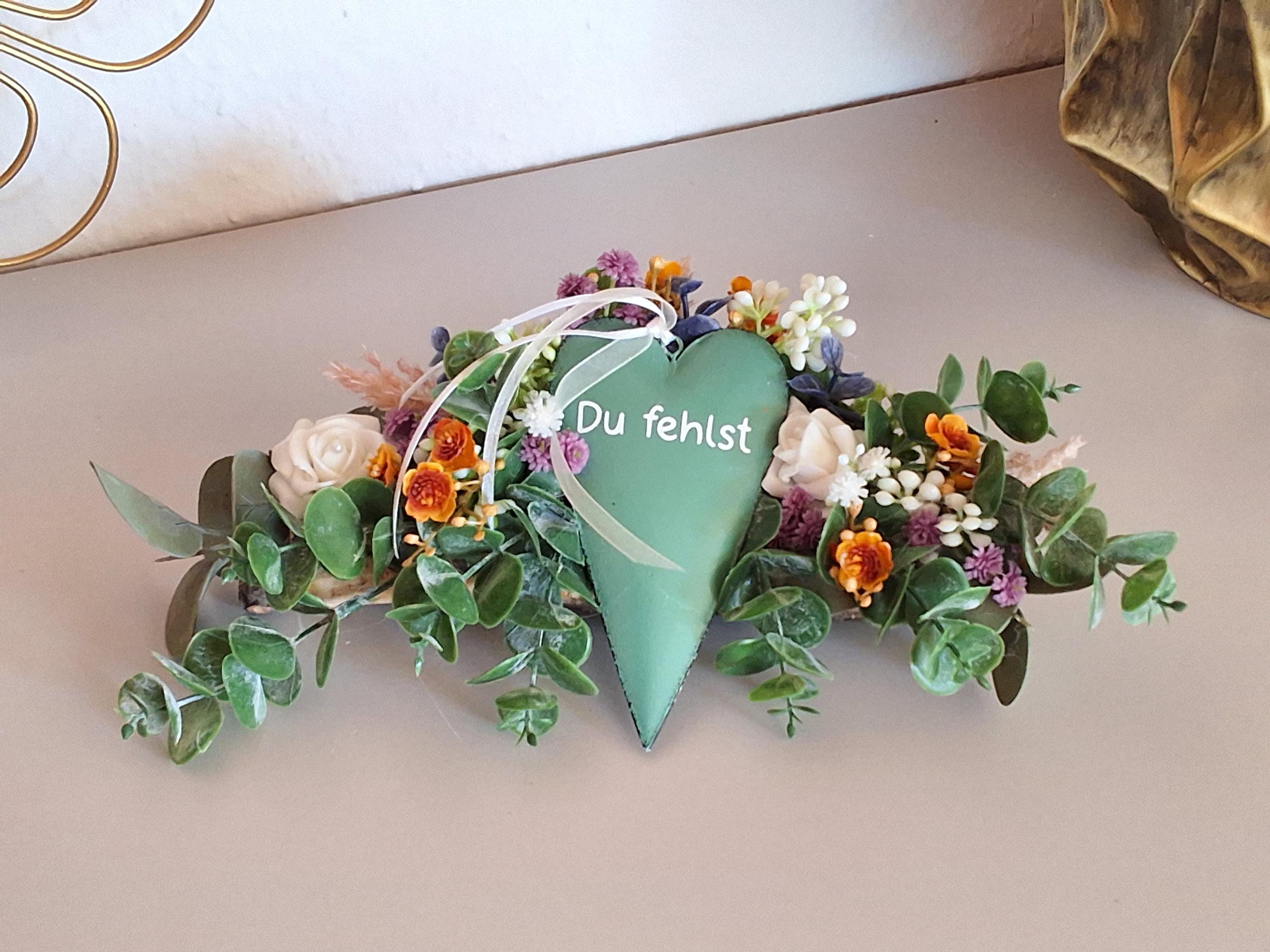 Schönes Grabgesteck länglich mit Herz-Eukalyptus-Grün-Rosen-Kindergrab-Urnengrab-Allerheiligen-Grabschmuck-Geburtstag-Gedenktag-Grabdeko