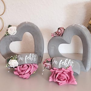 Schönes Herz-Grabherz-Grabschmuck-Beerdigung-Grabdeko-Urnengrab-Gedenktag-Kindergrab-Herz aus Zement-Frühling-Sommer-Friedhof-Sternenkind