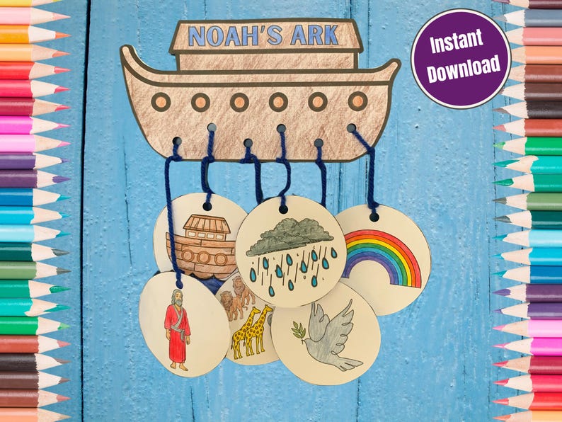 K&ouml;nnte beinhalten: Eine braune h&ouml;lzerne Arche Noah mit einem blauen Seil, das von oben h&auml;ngt. Das Seil ist an sechs runden Holzst&uuml;cken mit verschiedenen Bildern befestigt, darunter Noah, eine Taube, ein Regenbogen, eine Wolke mit Regen und ein Boot. Der Text "NOAH'S ARK" ist auf der Arche geschrieben.