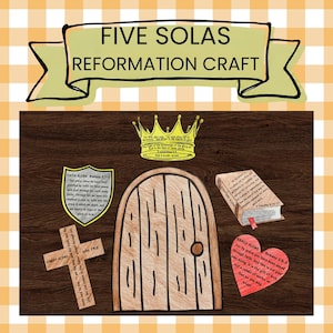 Könnte beinhalten: Ein Five Solas Reformation Bastelset mit einer gelben Krone, einem Schild mit Faith Alone Text, einem Holzkreuz mit Christ Alone Text, einer braunen Bogentür, einem Buch mit Scripture Alone Text und einem roten Herz mit Grace Alone Text.