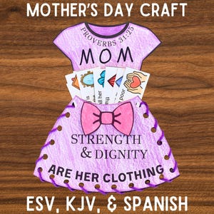 Op de afbeelding: Een Moederdag knutselwerk in de vorm van een jurk, met de woorden "MOM" en "STRENGTH & DIGNITY ARE HER CLOTHING." De jurk is lichtpaars met een roze strik en decoratieve stiksels. De tekst "PROVERBS 31:25" is ook zichtbaar.