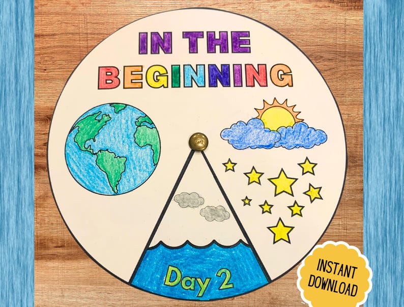 Pu&ograve; includere: Un grafico educativo circolare con la scritta "IN THE BEGINNING" in viola, arancione e verde. Il grafico include un disegno della Terra, del sole, delle nuvole, delle stelle e la scritta "Day 2". Un adesivo giallo dice "INSTANT DOWNLOAD".