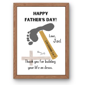 K&ouml;nnte beinhalten: Eine Vatertagskarte mit einem grauen Fu&szlig;abdruck, der einen Hammer h&auml;lt, mit dem Text "HAPPY FATHER'S DAY!" und "Love, Joel" und "COLOSSIANS 2:6-7". Die Karte enth&auml;lt auch ein kleines Holzkreuz und N&auml;gel mit dem Text "Thank you for building your life on Jesus."