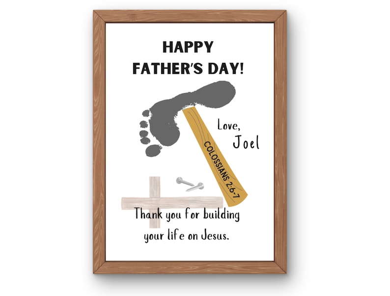 K&ouml;nnte beinhalten: Eine Vatertagskarte mit einem grauen Fu&szlig;abdruck, der einen Hammer h&auml;lt, mit dem Text "HAPPY FATHER'S DAY!" und "Love, Joel" und "COLOSSIANS 2:6-7". Die Karte enth&auml;lt auch ein kleines Holzkreuz und N&auml;gel mit dem Text "Thank you for building your life on Jesus."