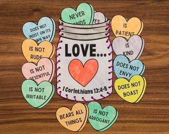Puede incluir: Un tarro de cristal lleno de caramelos coloridos en forma de corazón, cada uno con una frase diferente sobre el amor. El tarro está decorado con un borde cosido rosa y las palabras "LOVE... 1 Corinthians 13:4-8".