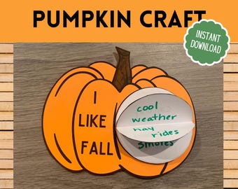 Op de afbeelding: Een oranje pompoen knutselwerk met de woorden "Ik hou van herfst" erop. De pompoen heeft een witte cirkel met de woorden "koel weer, hooiwagenritten, marshmallows" erop.