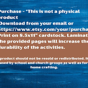 Puede incluir: Imagen con instrucciones de texto. El texto dice: Compra, descarga desde el correo electr&oacute;nico o Etsy e imprime en cartulina de 8,5 x 11 pulgadas. La laminaci&oacute;n aumenta la durabilidad. El producto es para uso escolar, eclesi&aacute;stico y dom&eacute;stico. El fondo es azul.