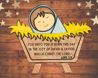 Peut inclure: Une illustration dessinée à la main d'un bébé Jésus dormant dans une crèche avec un lit de foin jaune. La crèche est en bois et a un contour brun et noir. L'arrière-plan est un mur en bois avec des étoiles éparpillées. Le texte "FOR UNTO YOU IS BORN THIS DAY IN THE CITY OF DAVID A SAVIOR, WHO IS CHRIST THE LORD. LUKE 2:11" est écrit sous la crèche.