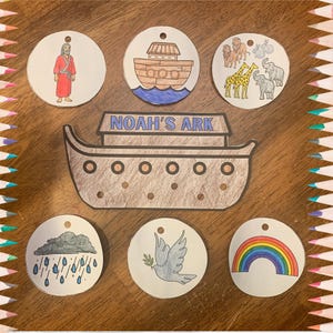 K&ouml;nnte beinhalten: Ein Satz von acht Holzkreisen mit Illustrationen, die die Geschichte von Noahs Arche darstellen. Die Kreise zeigen Noah, die Arche, Tiere, Regen, eine Taube und einen Regenbogen. Der Text "Noah's Ark" ist auf einem gr&ouml;&szlig;eren Holzkreis geschrieben.
