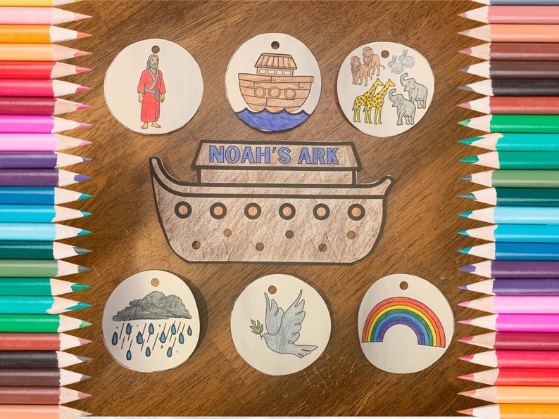 K&ouml;nnte beinhalten: Ein Satz von acht Holzkreisen mit Illustrationen, die die Geschichte von Noahs Arche darstellen. Die Kreise zeigen Noah, die Arche, Tiere, Regen, eine Taube und einen Regenbogen. Der Text "Noah's Ark" ist auf einem gr&ouml;&szlig;eren Holzkreis geschrieben.