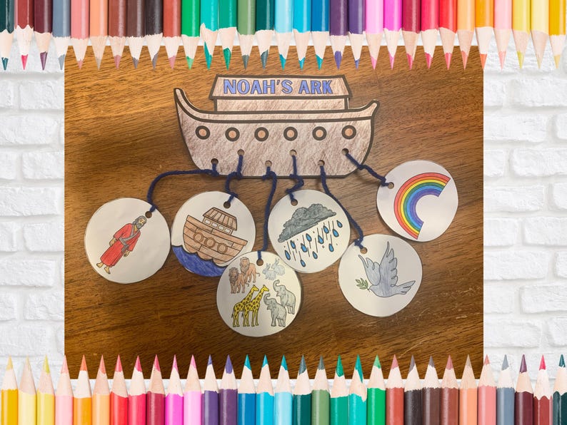 K&ouml;nnte beinhalten: Eine braune h&ouml;lzerne Arche Noah mit einem blauen Seil, das an sechs runde Papierkreise befestigt ist. Die Kreise zeigen Illustrationen von Noah, der Arche, Regenwolken, einer Taube, einem Regenbogen und Tieren.