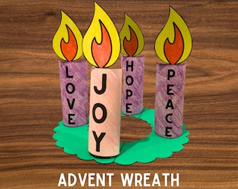 Op de afbeelding: Een paarse, groene en roze papieren adventskrans met vier kaarsen. De kaarsen zijn gelabeld met "Liefde", "Vreugde", "Hoop" en "Vrede".