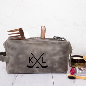 Personalized Leather Toiletry Bag Men&#39;s for Hockey Players, Custom Leather Dopp Kits for Hockey Teams, Christmas Gift Him Dad Father Boy