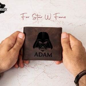 Cartera de cuero personalizada inspirada en la Guerra de las Galaxias, cartera grabada para hombre, regalo de Star W para él, regalo del Día del Padre para esposo, novio, él, papá