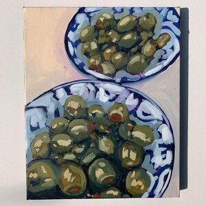 Groene olijven in een kom, schilderij