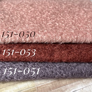 Puede incluir: Tres muestras de tela en diferentes colores: rosa claro, rojo oscuro y morado oscuro. Las muestras están etiquetadas con los números 151-050, 151-053 y 151-051.