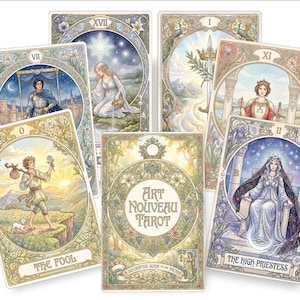 Könnte beinhalten: Ein Set von Art Nouveau Tarotkarten mit detaillierten Illustrationen in Pastellfarben. Die Karten zeigen Szenen mit Figuren, Himmelselementen und floralen Bordüren. Das Set enthält einen Leitfaden mit dem Titel "Art Nouveau Tarot".