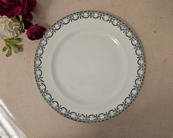 Plat de service rond plat ancien en terre de fer modèle « Guirlande louis XVI» de la manufacture française de Salins