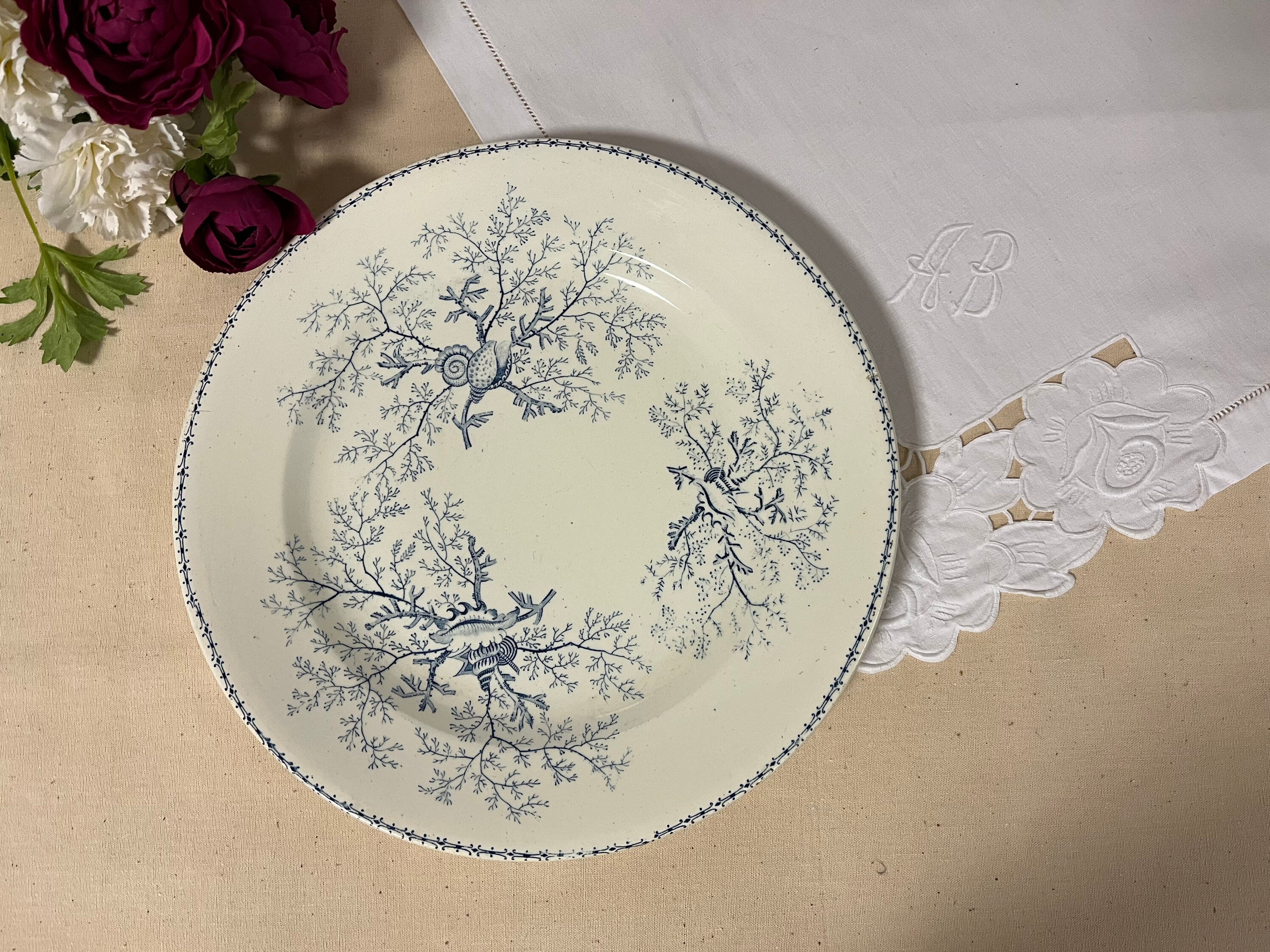 Plat de Service Rond Plat Ancien en Terre Fer Modèle Coquillages Manufacture Française