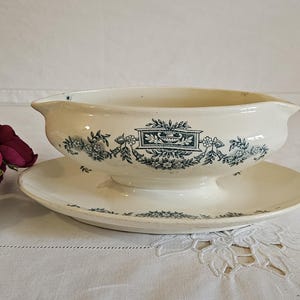 Antique iron clay sauceboat, &quot;Lutèce&quot; model, from the French manufacturer Lonchamps