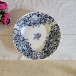 Antique round flat serving dish in ironstone, &quot;Marine&quot; model, from the French manufacturer Badonviller