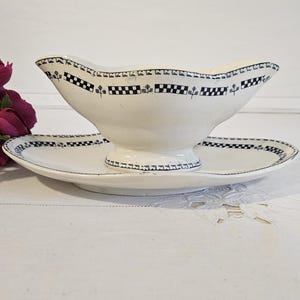 Antique iron clay sauceboat, &quot;Sofia&quot; model, from the French manufacturer in Gien