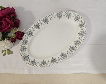 Antieke ovale serveerschaal van aardewerk met "Palms"-patroon, afkomstig van de Franse Salins-fabriek.