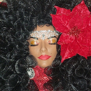 La corona de la reina afro