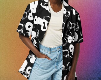 Camisa hawaiana abstracta – Estampado monocromático, manga corta, con botones.
