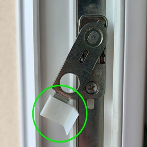 Pack of tilt-and-turn window anti-error plastic tab