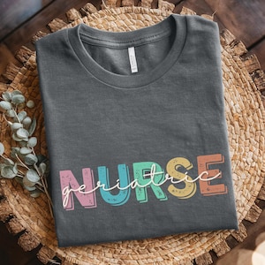Geriatrische Krankenschwester Unisex T-Shirt - Bequemes medizinisches Hemd für Pflegekräfte, Geschenk für Krankenschwester, Abschlussfeier von Pflegeschülern