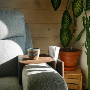 Schwarzer Nussbaum Armtisch - Sofa-Armtablett - Couch-Beistelltisch - Mid-Century Holztisch - Handgemachtes Tablett mit Armlehne aus Massivholz