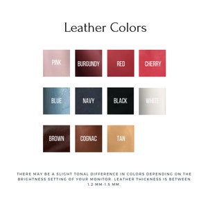 Op de afbeelding: Lederkleurenkaart met 12 verschillende kleuren: roze, bordeaux, rood, kers, blauw, marine, zwart, wit, bruin, cognac, bruin. Er kunnen kleine kleurverschillen optreden, afhankelijk van de helderheidinstelling van uw monitor. De lederdikte ligt tussen 1,2 mm en 1,5 mm.