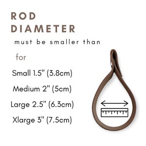 Op de afbeelding: Een bruin leren band met een metalen klinknagel. Het band is gelust om een handvat te vormen. Er is een liniaal naast het band getoond met markeringen in centimeters. De tekst luidt: "STANGDIAMETER moet kleiner zijn dan voor Klein 1,5" (3,8 cm) Medium 2" (5 cm) Groot 2,5" (6,3 cm) Extra groot 3" (7,5 cm)"