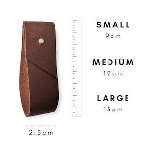 Op de afbeelding: Een bruin leren band met een zilveren klinknagel. De band is verkrijgbaar in drie maten: klein (9 cm), medium (12 cm) en groot (15 cm).