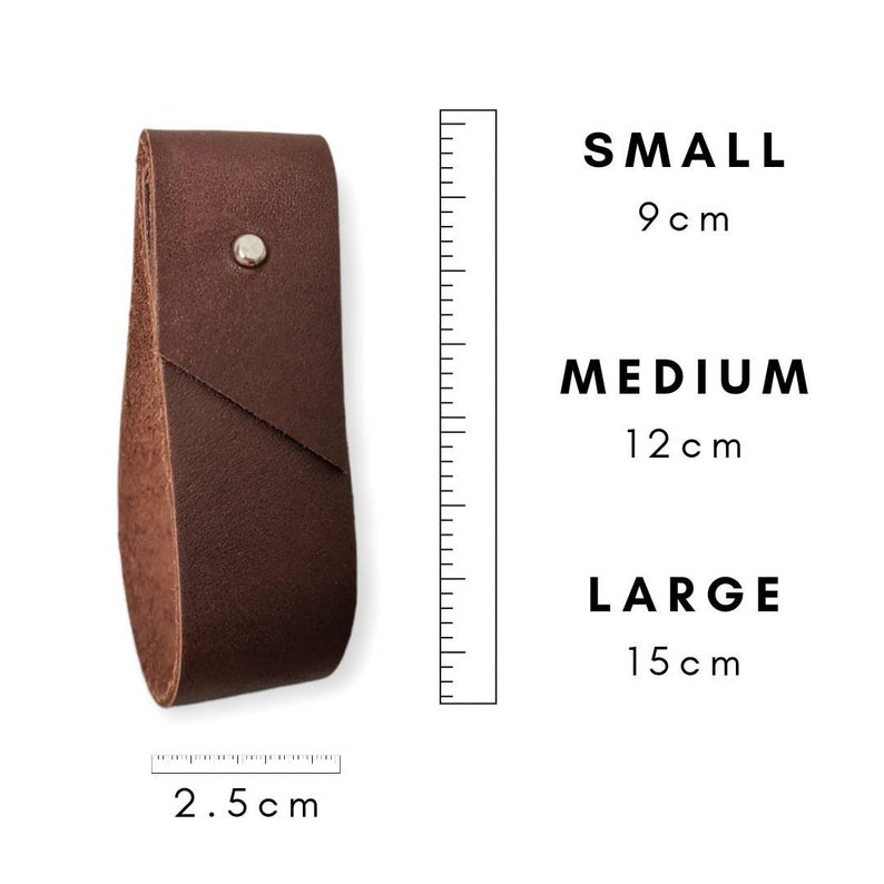 Op de afbeelding: Een bruin leren band met een zilveren klinknagel. De band is verkrijgbaar in drie maten: klein (9 cm), medium (12 cm) en groot (15 cm).