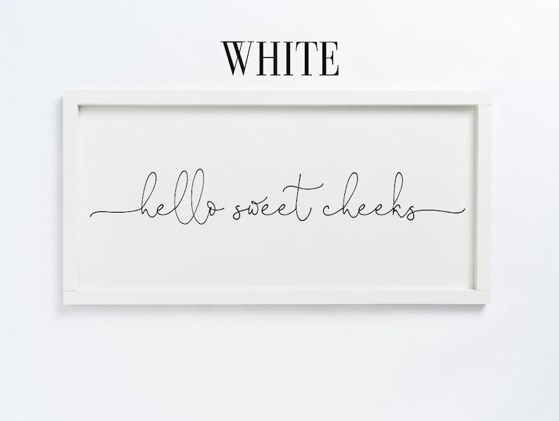 K&ouml;nnte beinhalten: Wei&szlig;e gerahmte Wandkunst mit dem Text "hello sweet cheeks" in schwarzer Kursivschrift.