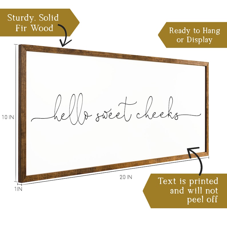 K&ouml;nnte beinhalten: Ein 25,4 x 50,8 cm gro&szlig;es Holzschild mit dem Text "hello sweet cheeks" in schwarzer Kursivschrift. Das Schild ist aus massivem Fichtenholz gefertigt und zum Aufh&auml;ngen oder Ausstellen bereit.