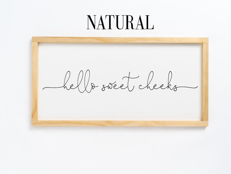 K&ouml;nnte beinhalten: Ein gerahmtes Holzschild mit dem Text "hello sweet cheeks" in schwarzer Kursivschrift.